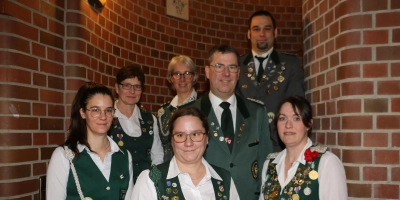 Ehrungen (v.li.): Wiebke Möller, Anja Kruse, Heike Wehrmann, Johanna Hess (vorne), KSV-Präsident Harald Niemann, Nils Zander und Sandra Zander. (Foto: gi)