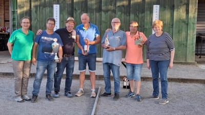Der große Pokal als Stadtmeister ging an „Die Winzenburger”. Zweiter Platz konnte sich die Gruppe „Kanonenfutter” sichern. Vorsitzende Andrea Pietzonka (li.) und Catrin Döpke (re.) sowie Bürgermeister Ralf Sassmann freuten sich über einen guten Abschluss. (Foto: privat)