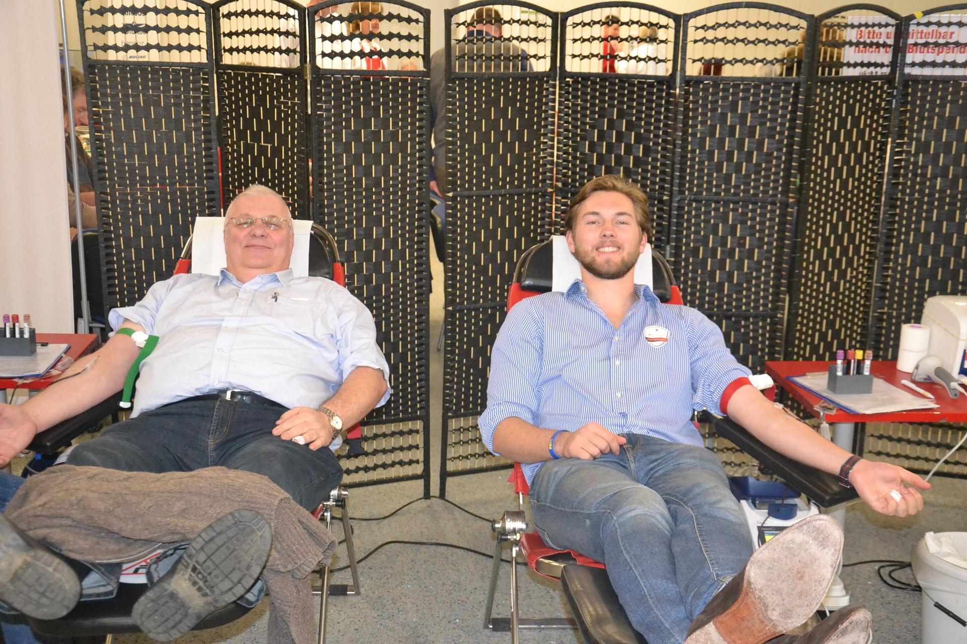 Stellv. Vorsitzender Roberto Heller spendet gemeinsam mit Schirmherr Erbprins Heinrich Donatus zu Schaumburg- Lippe Blut bei der Blutspende in Bückeburg. (Foto: privat)