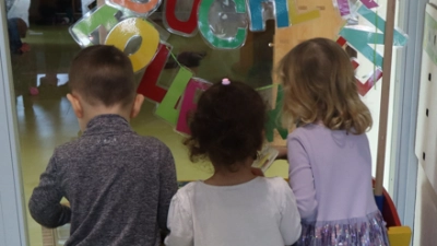 Niedrigschwelliges Angebot: Kinder wählen selbstständig Bücher aus und legen sie wieder zurück. (Foto: privat)