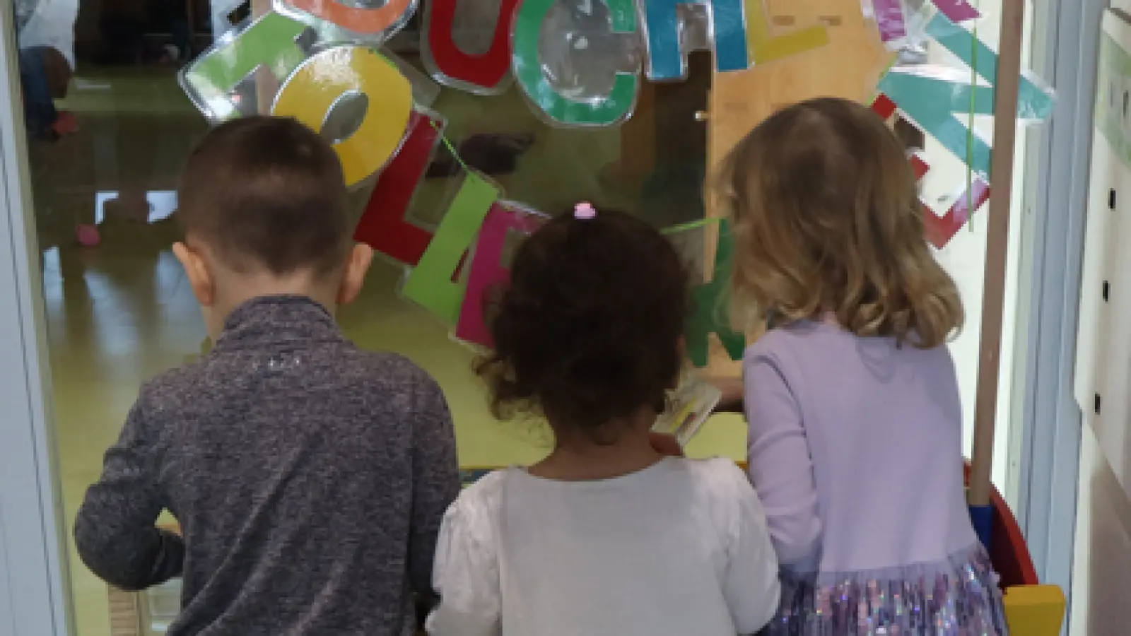 Niedrigschwelliges Angebot: Kinder wählen selbstständig Bücher aus und legen sie wieder zurück. (Foto: privat)