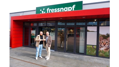 Kevin Brockob, Expert Expansion National bei Fressnapf, und Möbel Heinrich Geschäftsführer Heiner Struckmann vor der neuen Fressnapf-Filiale in Bad Nenndorf. (Foto: privat)
