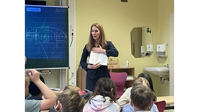 Die jungen Zuhörer von der Julius-Rodenberg-Grundschule lauschen der Lesung der Kinderbuchautorin Nina Weger.  (Foto: Borchers, Bastian)