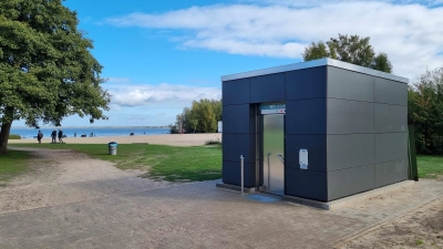 Ein „Hingucker”, der viele stört: Die Toilettenlage auf der Badeinsel verstellt den Blick aufs Meer. (Foto: tau)