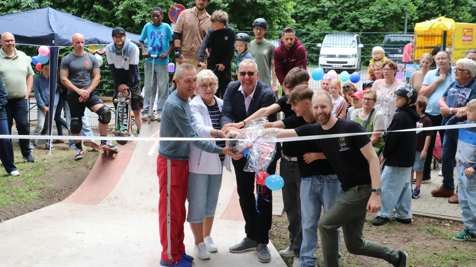 Eröffnen die Anlage (v.li.): Ratsherr Ingo Jung, Ratsfrau Dagmar Hansing, Bürgermeister Heiko Bothe, zwei Jugendliche und Thomas Rathmann. (Foto: gi)