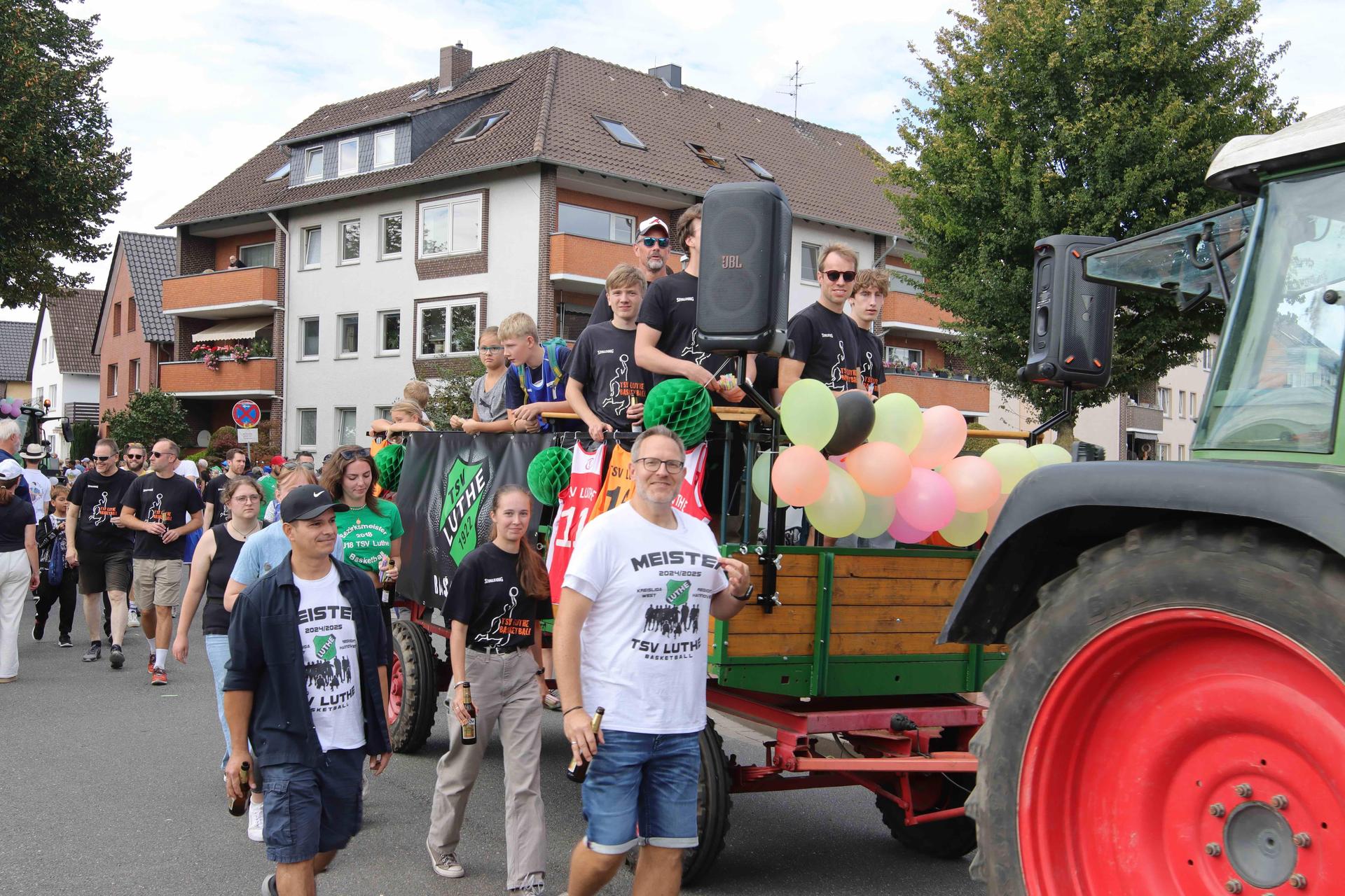 Eindrücke vom großen Festumzug. (Foto: tau)