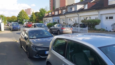 Beidseitiges Parken und Durchgangsverkehr in beide Richtungen überlastet die Erschließungsstraße „Am Hasenpfahl”. (Foto: gk)