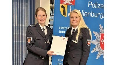 Polizeipräsidentin Tanja Wulff-Bruhn überreicht der Ersten Polizeihauptkommissarin Melanie Meinke ihre Ernennungsurkunde für das Amt der Dienststellenleiterin des Polizeikommissariat Rinteln.  (Foto: ste)