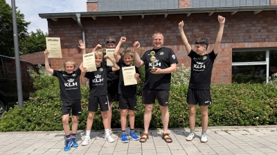Mit Urkunden und Regionspokal (v.li.): David Marquardt, Jan Graffius, Leon Jona Schröder, Elias Marquardt, Thorsten Sterner und Nikita Korobeinikov. (Foto: privat)
