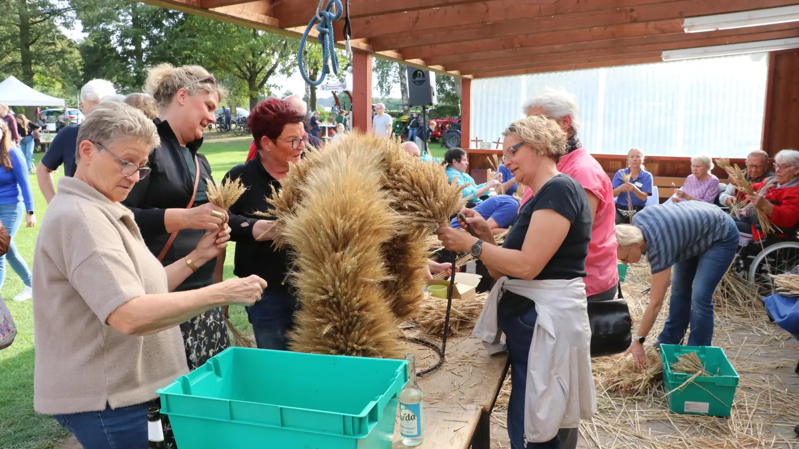 Erntekrone binden während des Herbstfestes.  (Foto: gi)