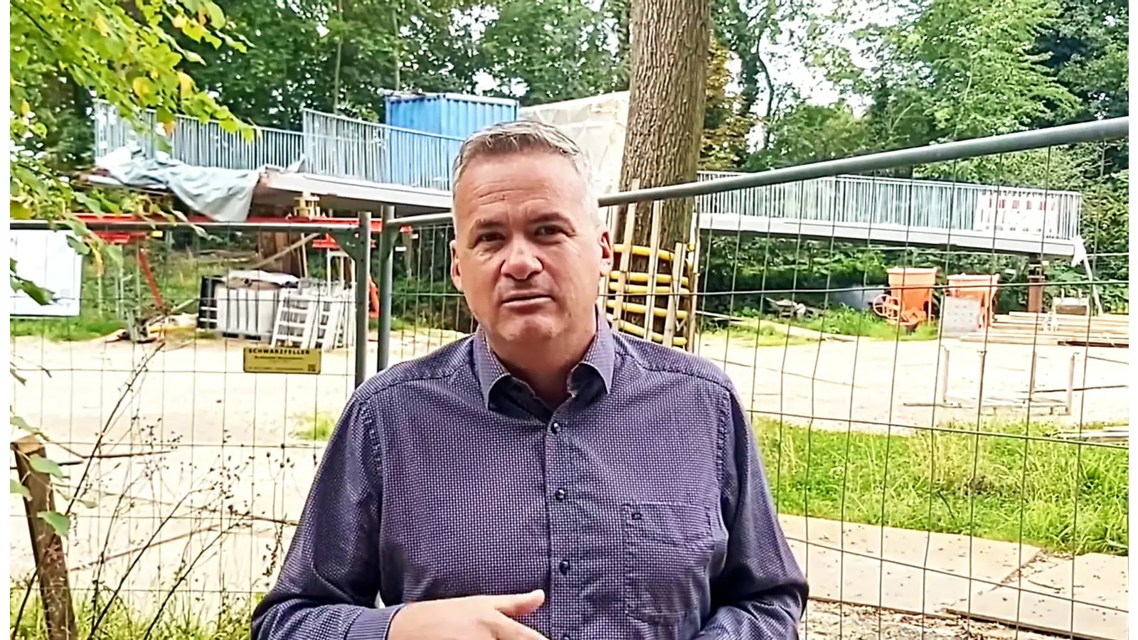 Mike Schmidt beim Interview mit dieser Zeitung, an der Brückenbaustelle. (Foto: gk)