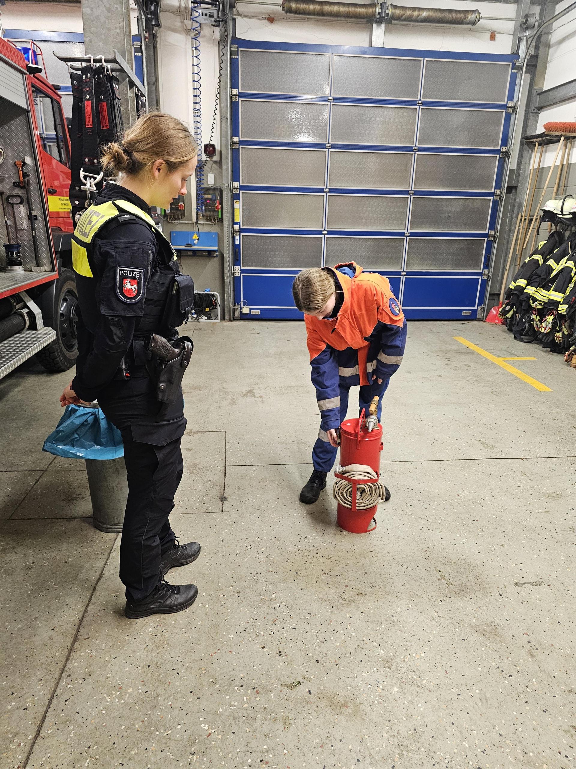 Austausch: Kontaktbeamtin Catharina Bode informiert sich bei der Jugendfeuerwehr Kolenfeld. (Foto: Feuerwehr)