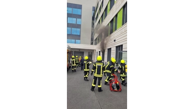 Der Rauch steigt aus der Tischlerwerkstatt am Schaumburger Klinikum auf. (Foto: AGAPLESION EV. KLINIKUM SCHAUMBURG gGmbH)