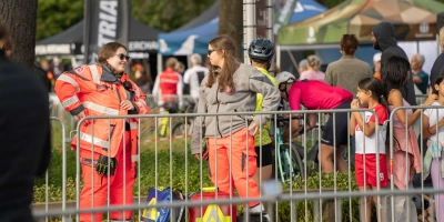 An der Strecke: Die Einsatzkräfte der Johanniter. (Foto: Peer Gongoll)