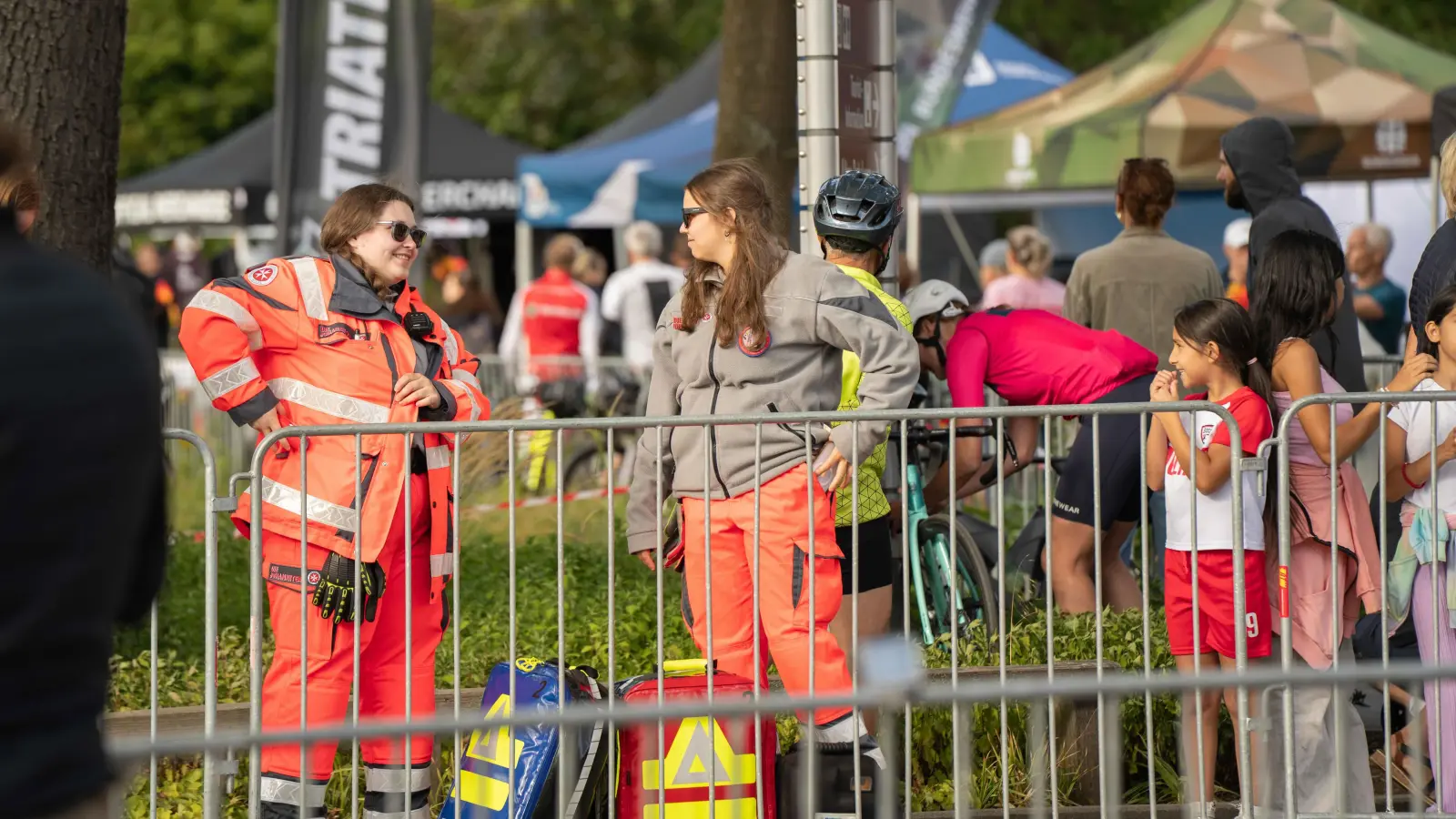An der Strecke: Die Einsatzkräfte der Johanniter. (Foto: Peer Gongoll)