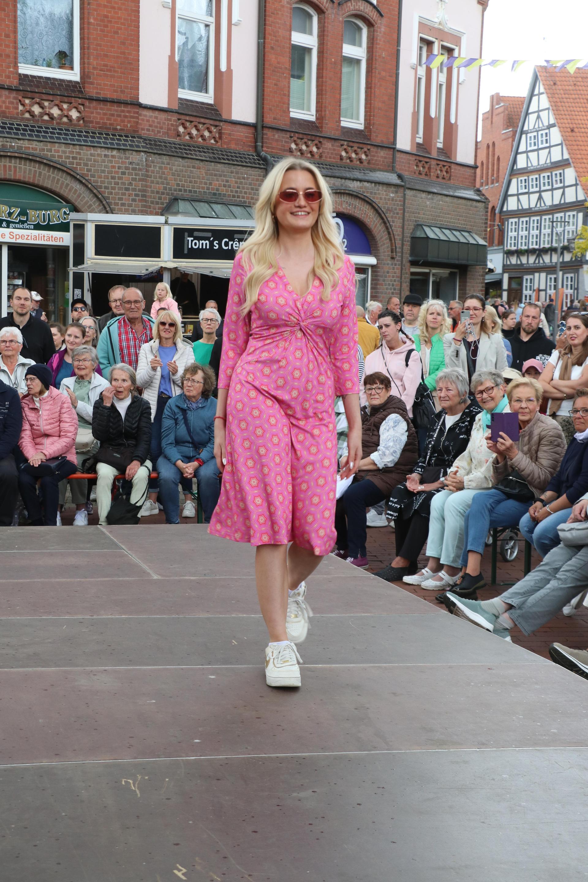 Schicke Damenmode hat Karlotta vorgestellt. (Foto: gi)