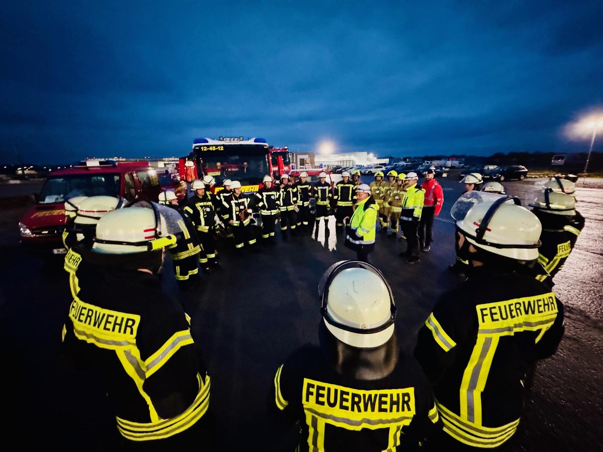Auf der Airbus-Baustelle: Einsatzkräfte der Feuerwehr. (Foto: Feuerwehr)