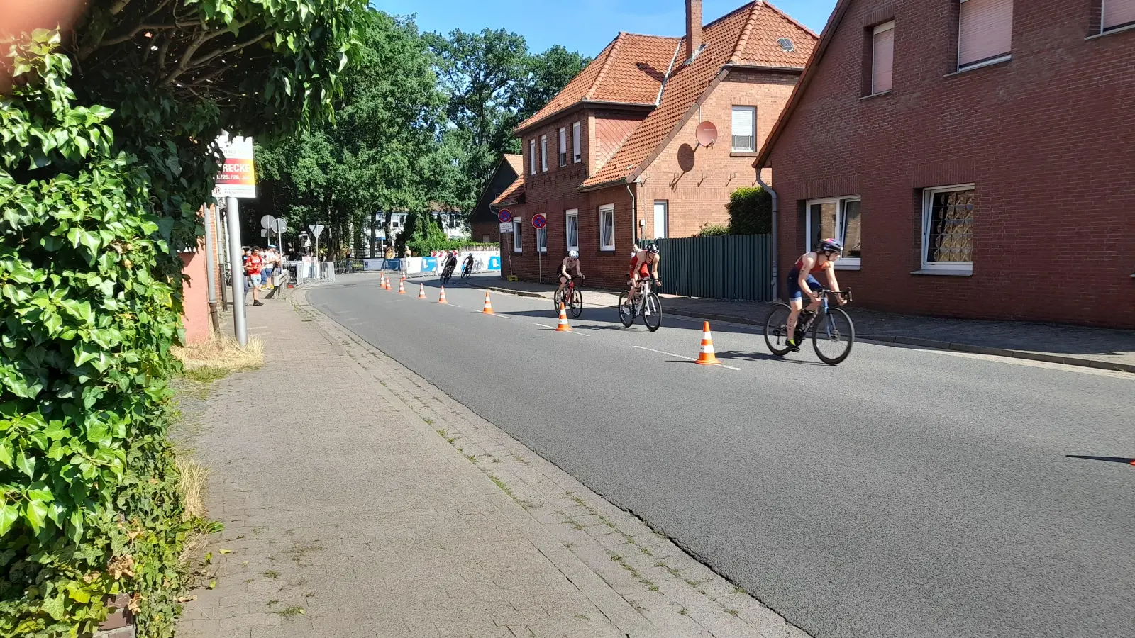 Nicht überall voll: Die Radstrecke durch den Ort. (Foto: wb)