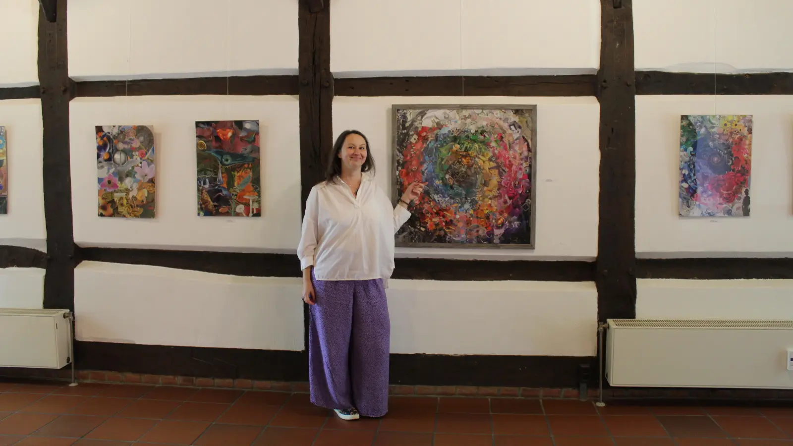 Hat extra eine Collage für Steinhde angefertigt: Rita Rozynek in der Kunstscheune. (Foto: wb)
