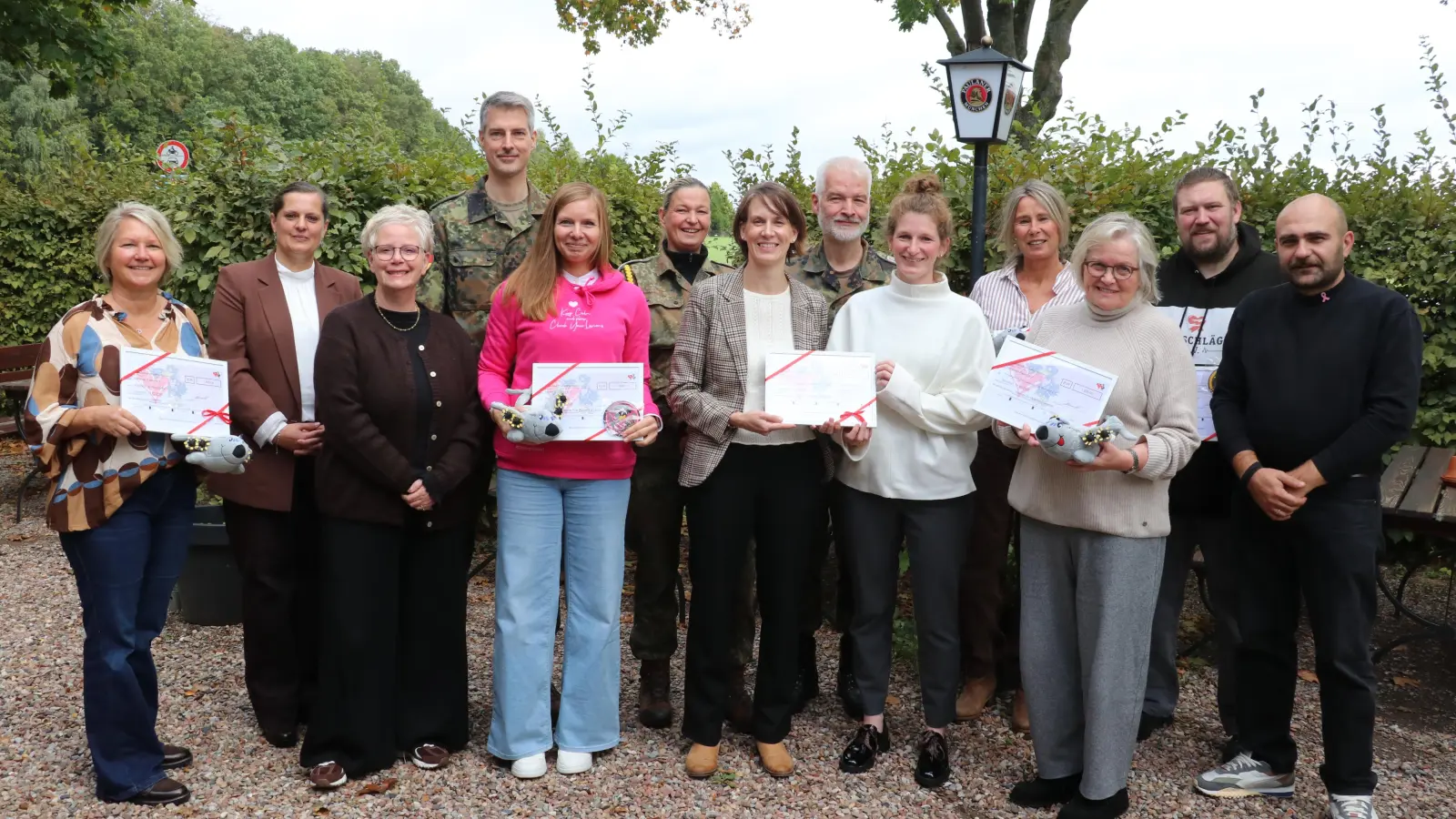 Vorstand und Mitglieder der Helfenden Raben und Spendenempfänger.  (Foto: gi)