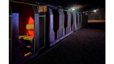 Die Kinder fahren mit der Grubenbahn ins Kleine Bergwerk ein. (Foto: BBMK/Thomas M. Weber)
