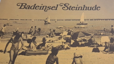 Endlich eröffnet: Cover einer der ersten Broschüren zur Badeinsel. (Foto: Stadtarchiv)