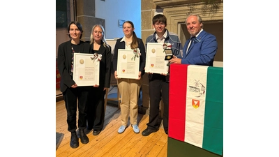 Die Preisträger der Julius-Rodenberg-Medaille Elisa Erpenbeck (v. li.), Mara Müller, Jara Dietrichkeit und Jakob Springfeld nehmen ihre Auszeichnungen von Stadtdirektor Thomas Wolf entgegen.  (Foto: Stadt Rodenberg)