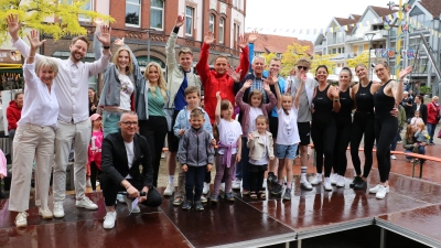 Sind zufrieden: Die Beteiligten der Modenschau.  (Foto: gi)