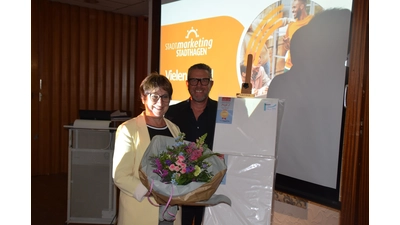 Christoph Jäger dankt Juliane Djouimai nach 17 Jahren Vorstandsarbeit. (Foto: ab)