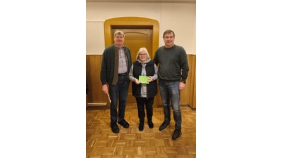 Der Vorsitzende Michael Horstmeier mit den langjährigen Vorstandsmitgliedern Heinz Eggelmann und Gerda Hönerhoff. (Foto: privat)