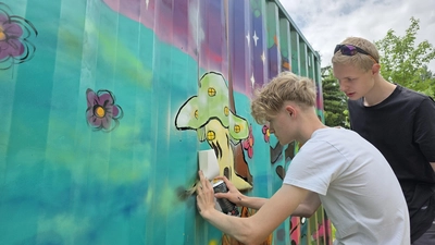 Gestalten die Motive: Robin (li.) und Aaron. (Foto: tau)