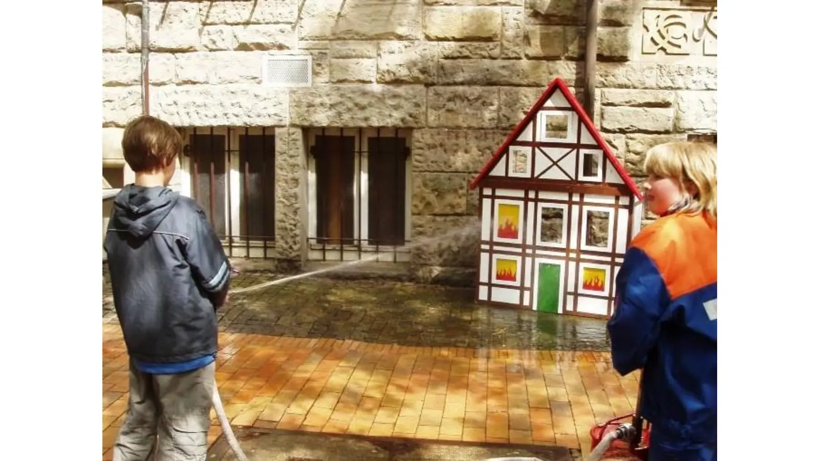 Mit großem Einsatz führt die Ortswehr die Brandschutzerziehung durch.  (Foto: Feuerwehr)