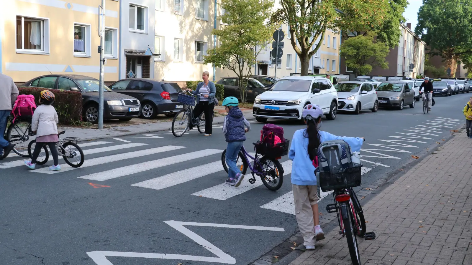 Hier läuft alles reibungslos: Schüler überqueren die Barnestraße. (Foto: gi)