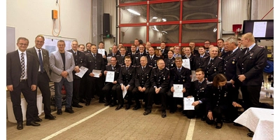 Zusammen: Die mit der Bandschnalle der Samtgemeinde Sachsenhagen geehrten Kameraden. (Foto: Feuerwehr)