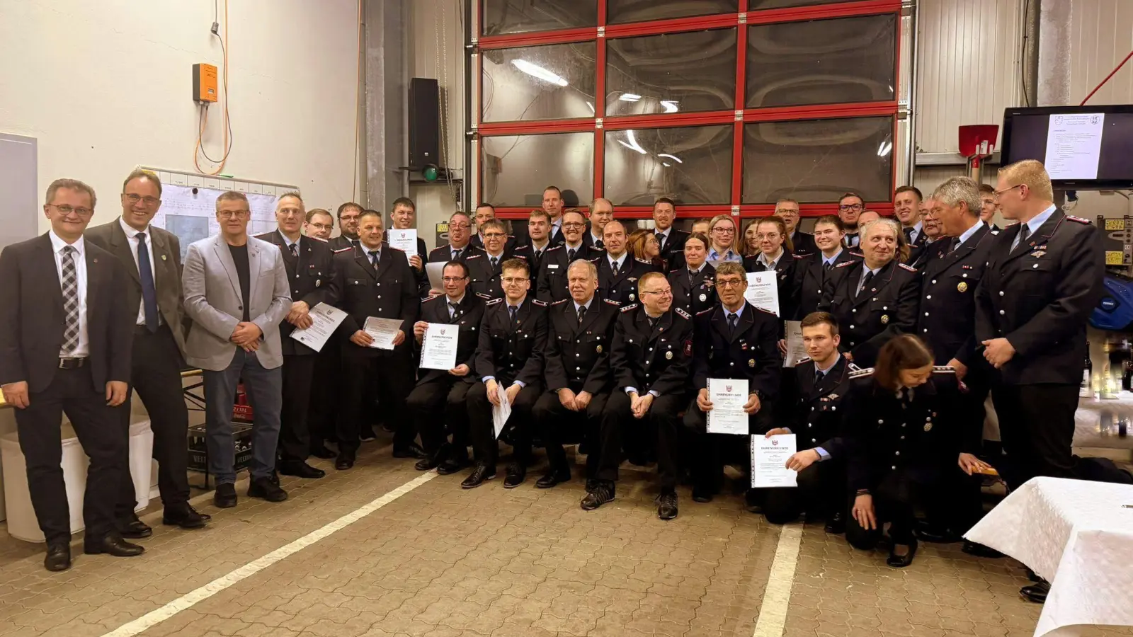 Zusammen: Die mit der Bandschnalle der Samtgemeinde Sachsenhagen geehrten Kameraden. (Foto: Feuerwehr)