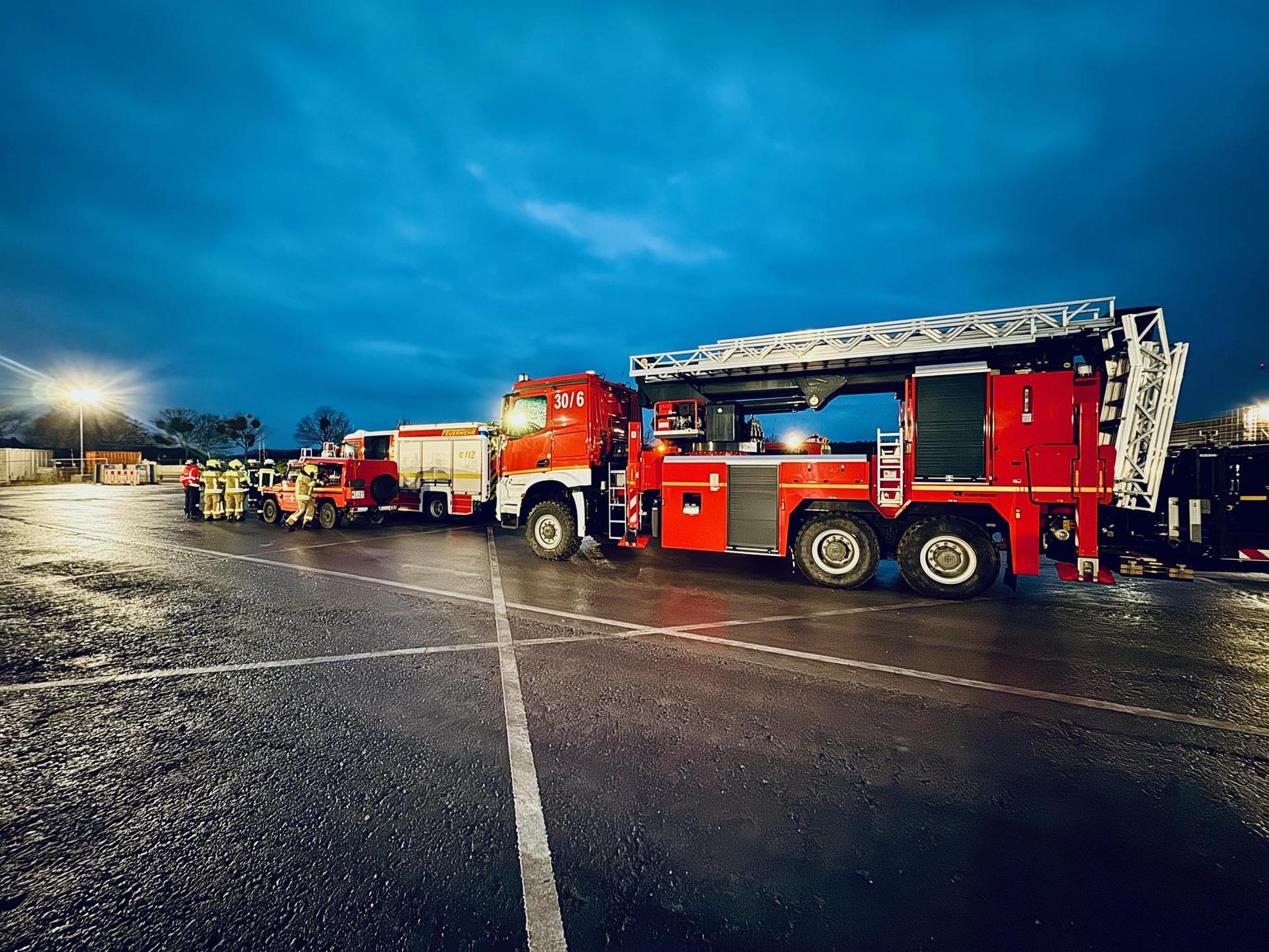 Auf der Airbus-Baustelle: Einsatzkräfte der Feuerwehr. (Foto: Feuerwehr)
