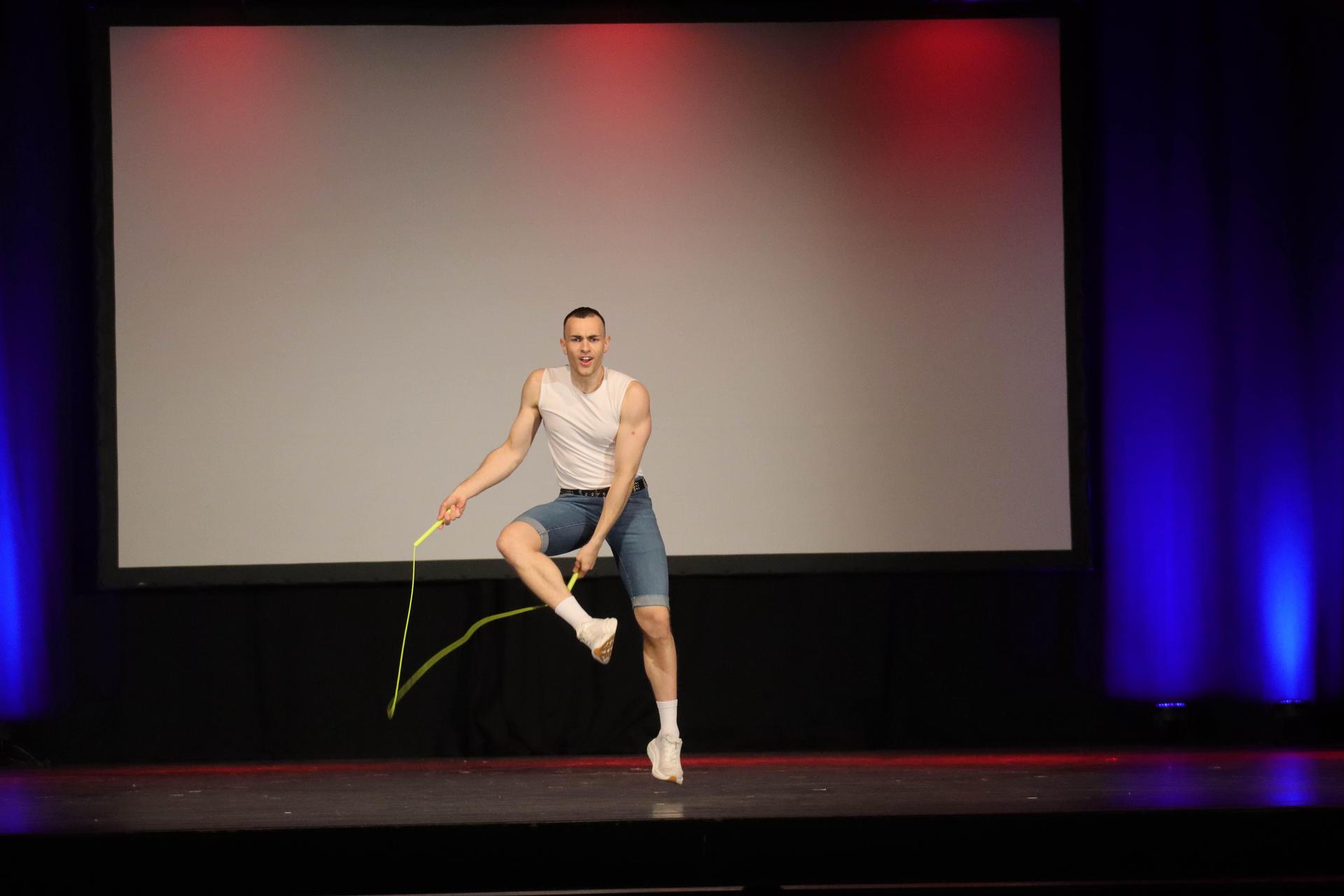 Mit Tempo: Eric Seeger ist Weltrekordhalter im Rope Skipping. (Foto: tau)