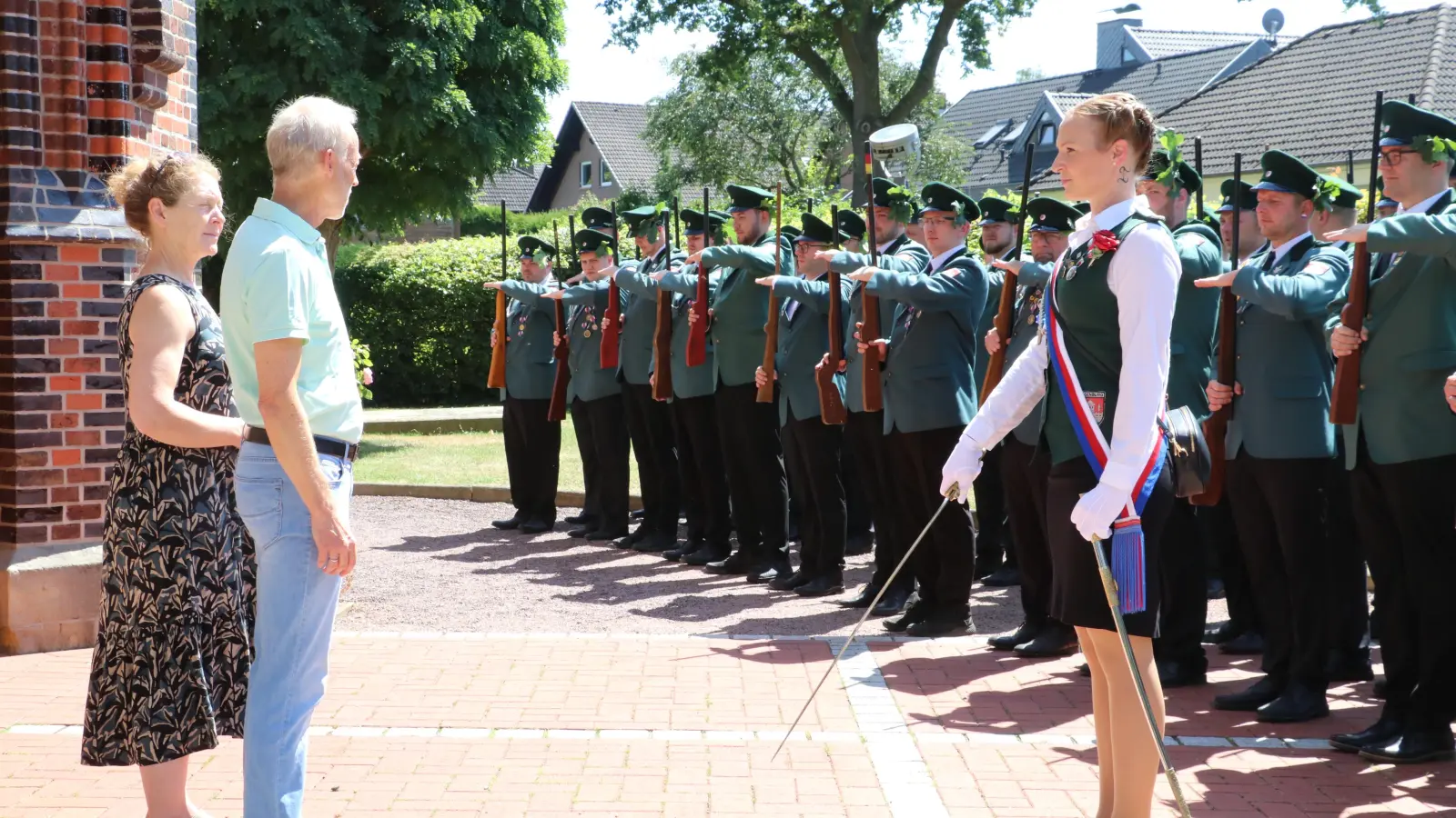 An der Kirche: Zapfenstreicherständchen bei Pastor Coird Wilkening. (Foto: gi)