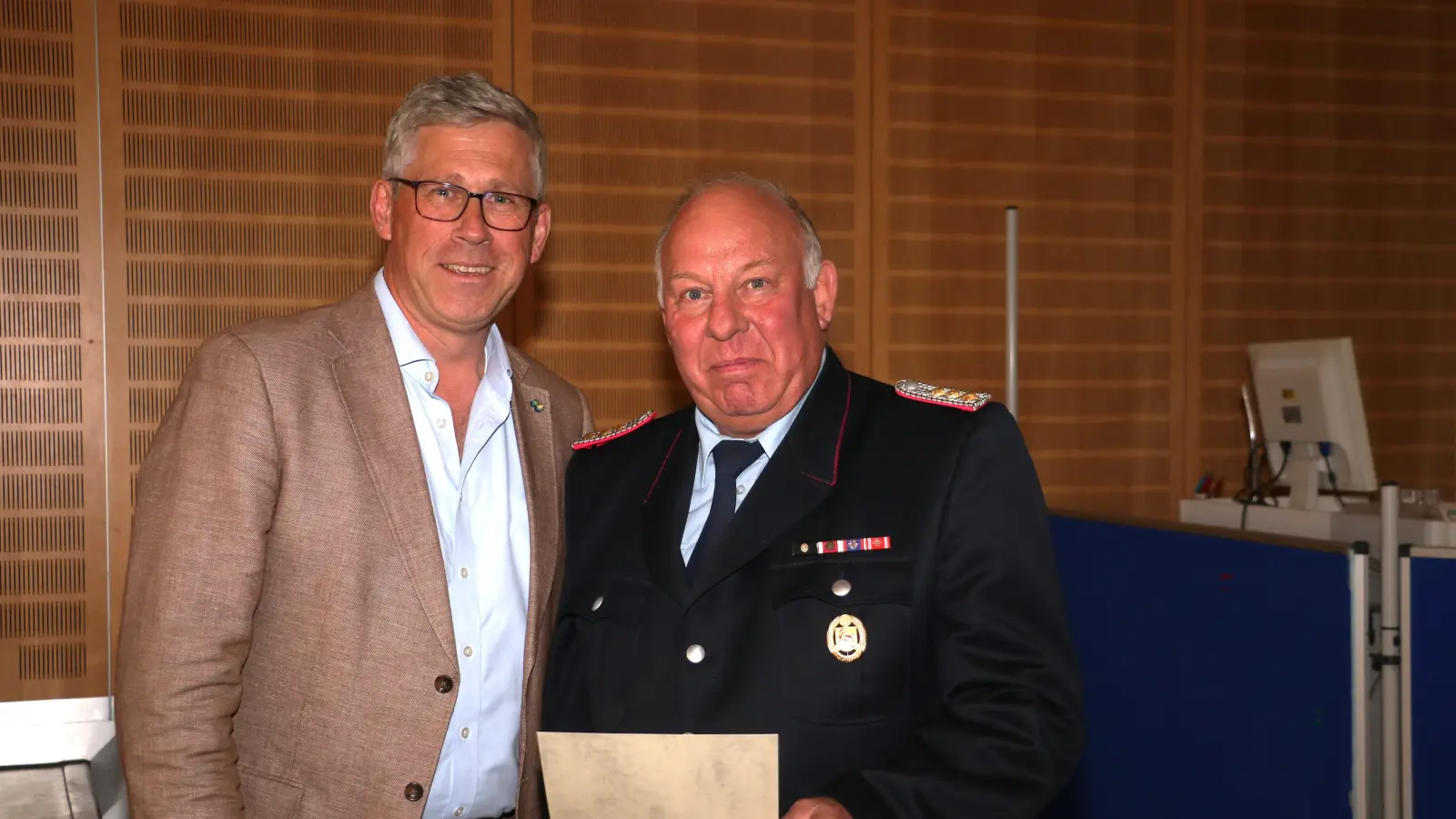 Bürgermeister Carsten Piellusch (li.) verabschiedet den stellvertretenden Ortsbrandmeister von Großenheidorn, Volker Kentrat. (Foto: gi)