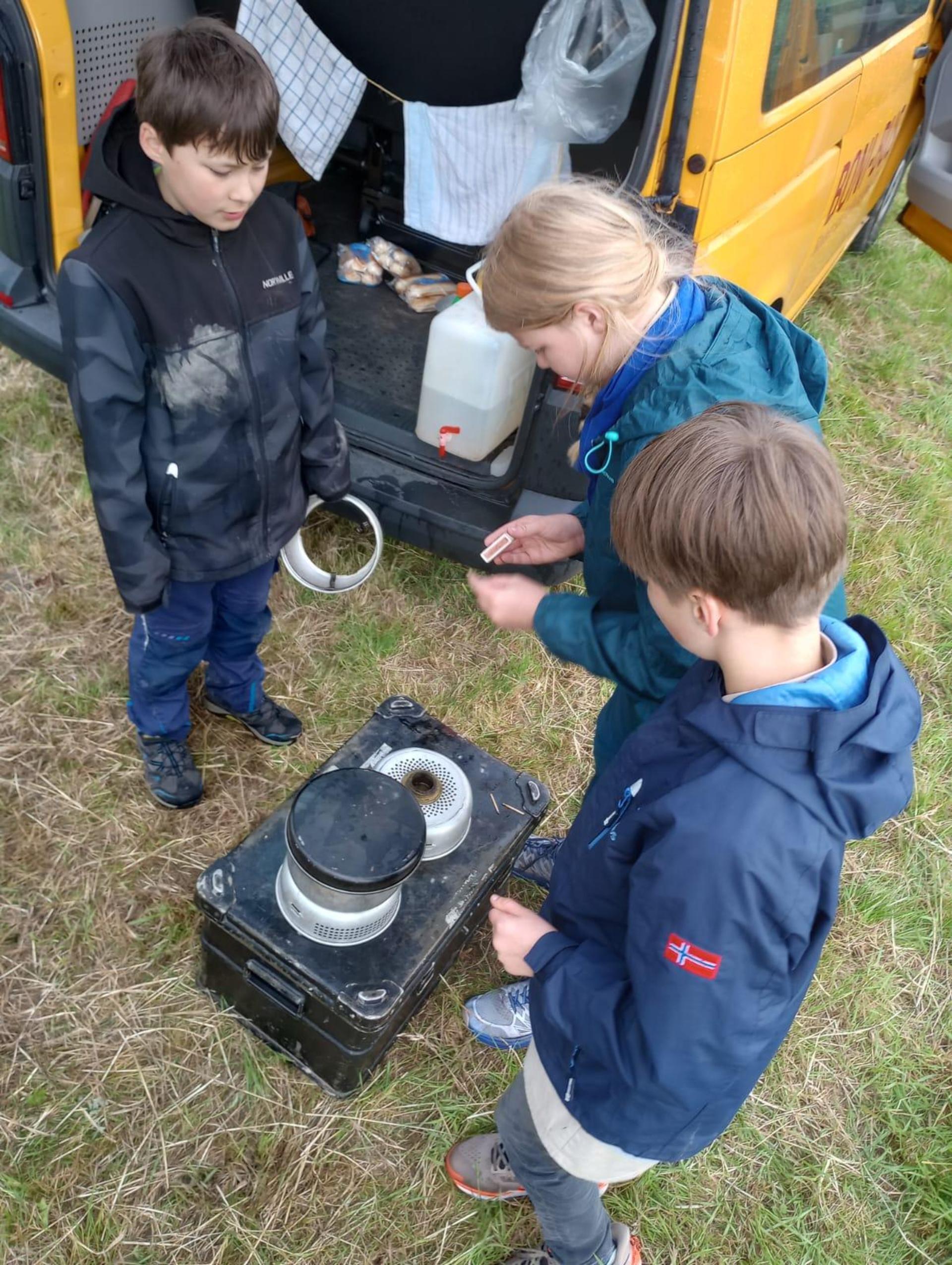 Kochen will gelernt sein - auch auf freiem Feld. (Foto: gk)