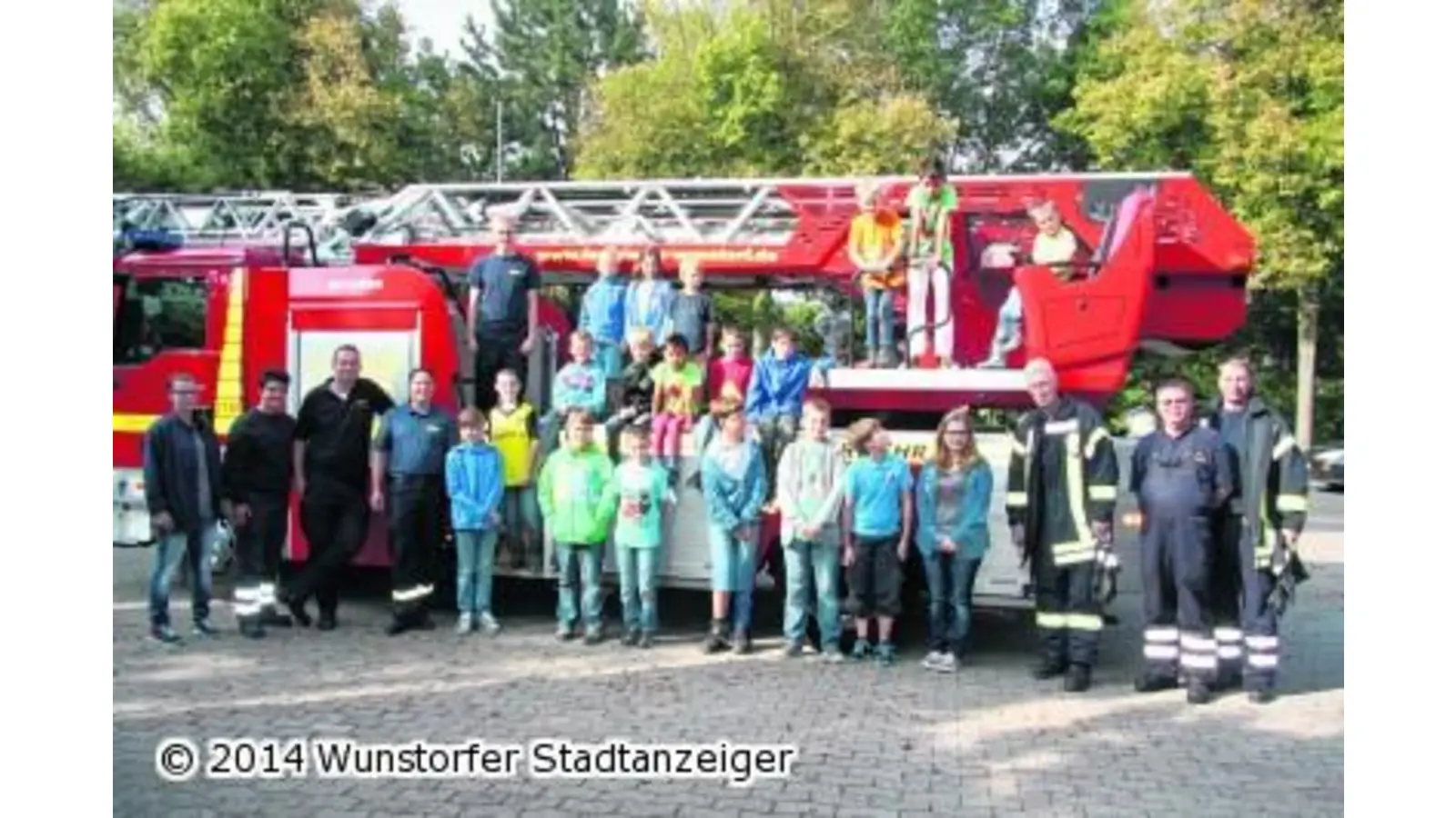 Kinder fahren mit Drehleiter (Foto: gi)