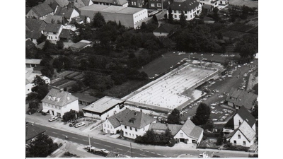 Dieses Luftbild zeigt das Freibad nach der Fertigstellung 1975. (Foto: Archiv Museumslandschaft Amt Rodenberg)