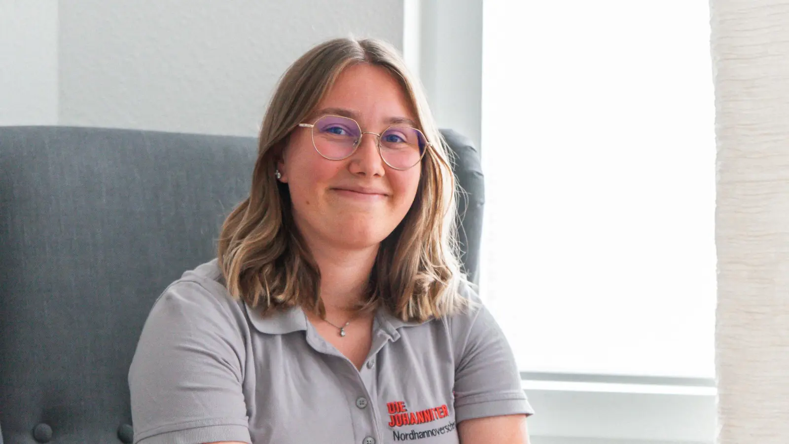 Johanniterin Lara Hagedorn studiert Medizin und fährt regelmäßig im Hausnotruf-Einsatzdienst. (Foto: Claudett Minaya Vialet)
