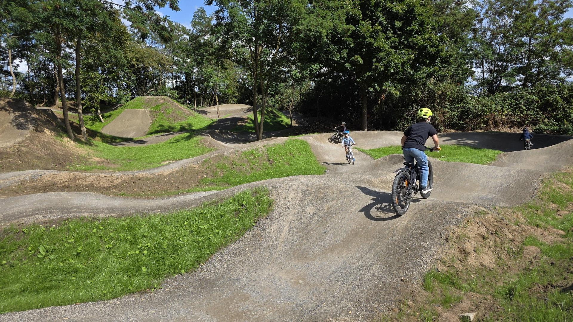 Nach der Freigabe: Erste Eindrücke vom Bikepark an der Reiterkuhle. (Foto: tau)