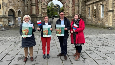 Freuen sich auf das historische Reenactment Antje Niemeyer, Dr. Lu Seegers, Bürgermeister Axel Wohlgemuth und Annika Fauth. (Foto: Doreen Bade)