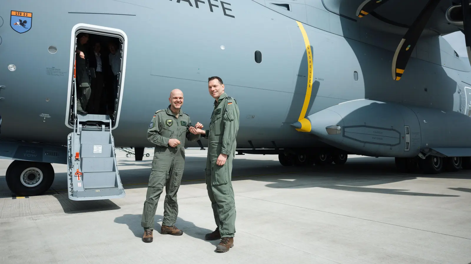Offizielle Übergabe: Generalleutnant Günter Katz (li.) und Oberst Markus Knoll.  (Foto: Leon Belz)
