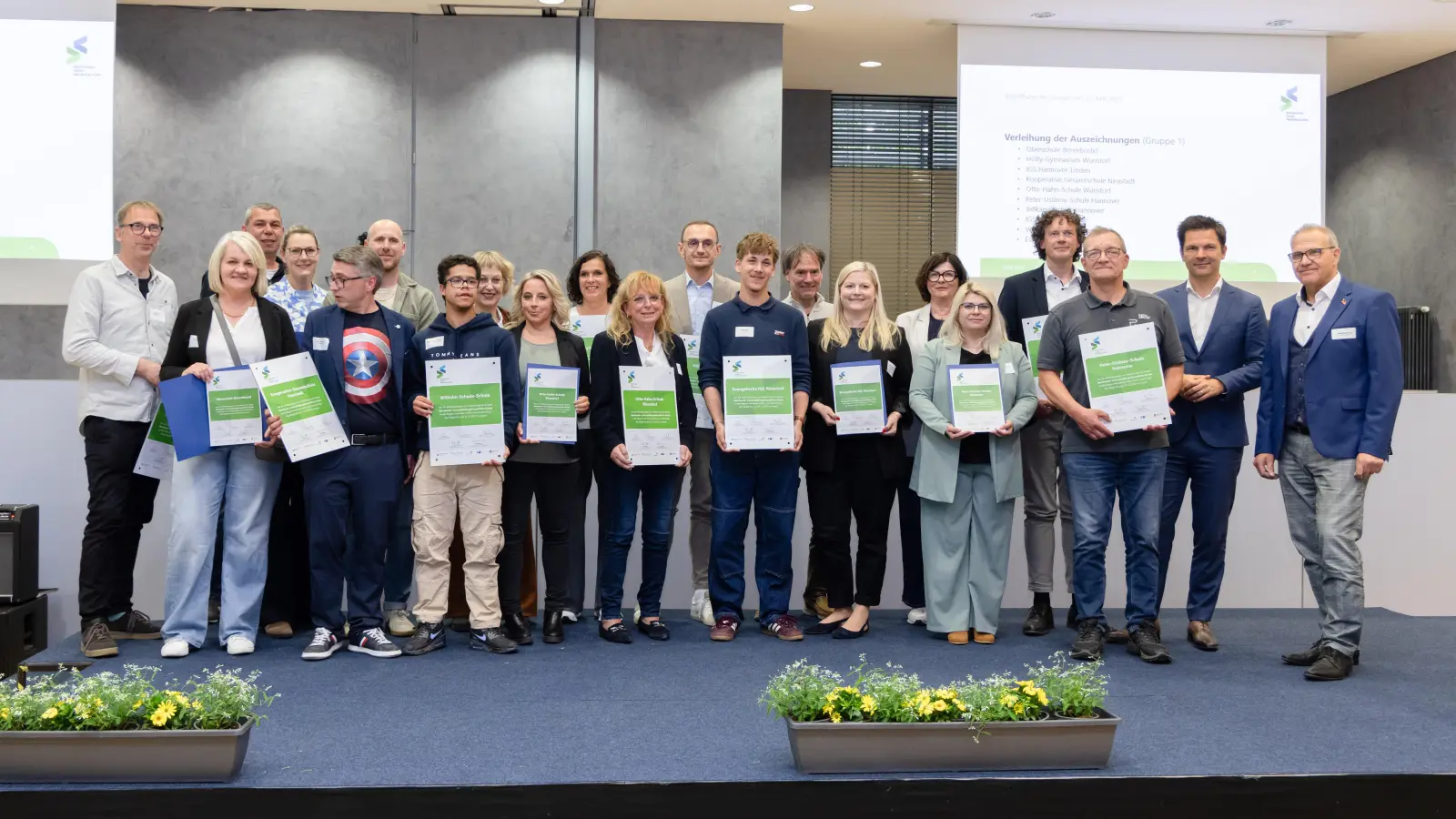 Bei der Preisverleihung: Vertreter der ausgezeichneten Schulen. (Foto: Region Hannover)