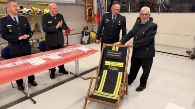 Dieter Nolting erhält nach Ausscheiden aus dem aktiven Dienst einen Feuerwehr-Ruhestandsstuhl für seine Wohnwagenurlaube. (Foto: ste)