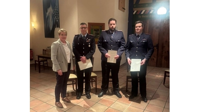 Samtgemeindebürgermeisterin Svenja Edler überreicht die Ernennungsurkunden an das neue Führungstrio der Feuerwehr Lüdersfeld/Vornhagen. (Foto: privat)