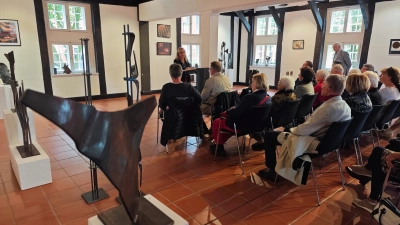 Ausstellungseröffnung in der Abtei: Der Saal ist gut gefüllt. (Foto: jb)